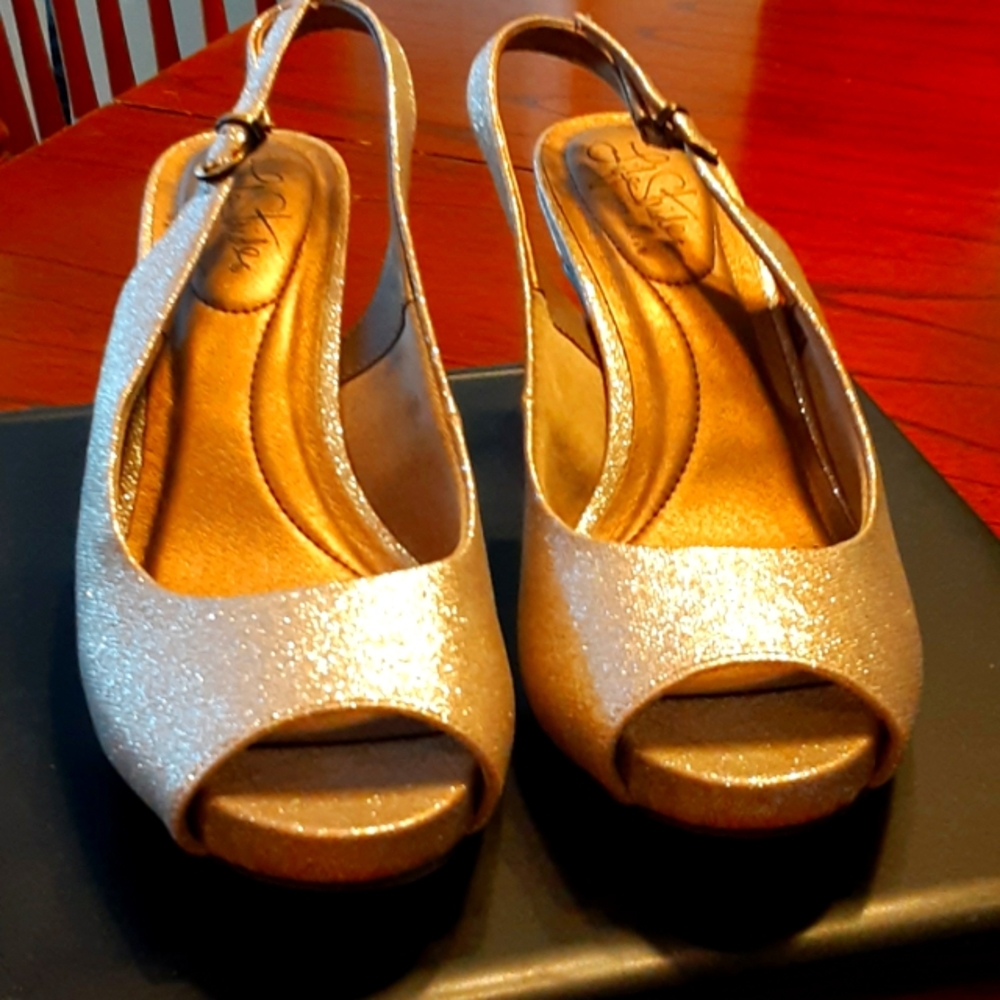 LIFE STRIDES  SIZE 8 GOLD SHIMMERY  SLING BACK DRESS SHOES